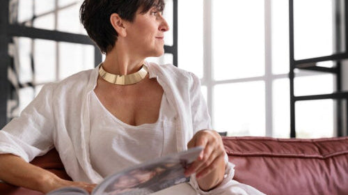 Minimalist Jewelry Trends: How to Incorporate Simple Elegance into Your Wardrobe