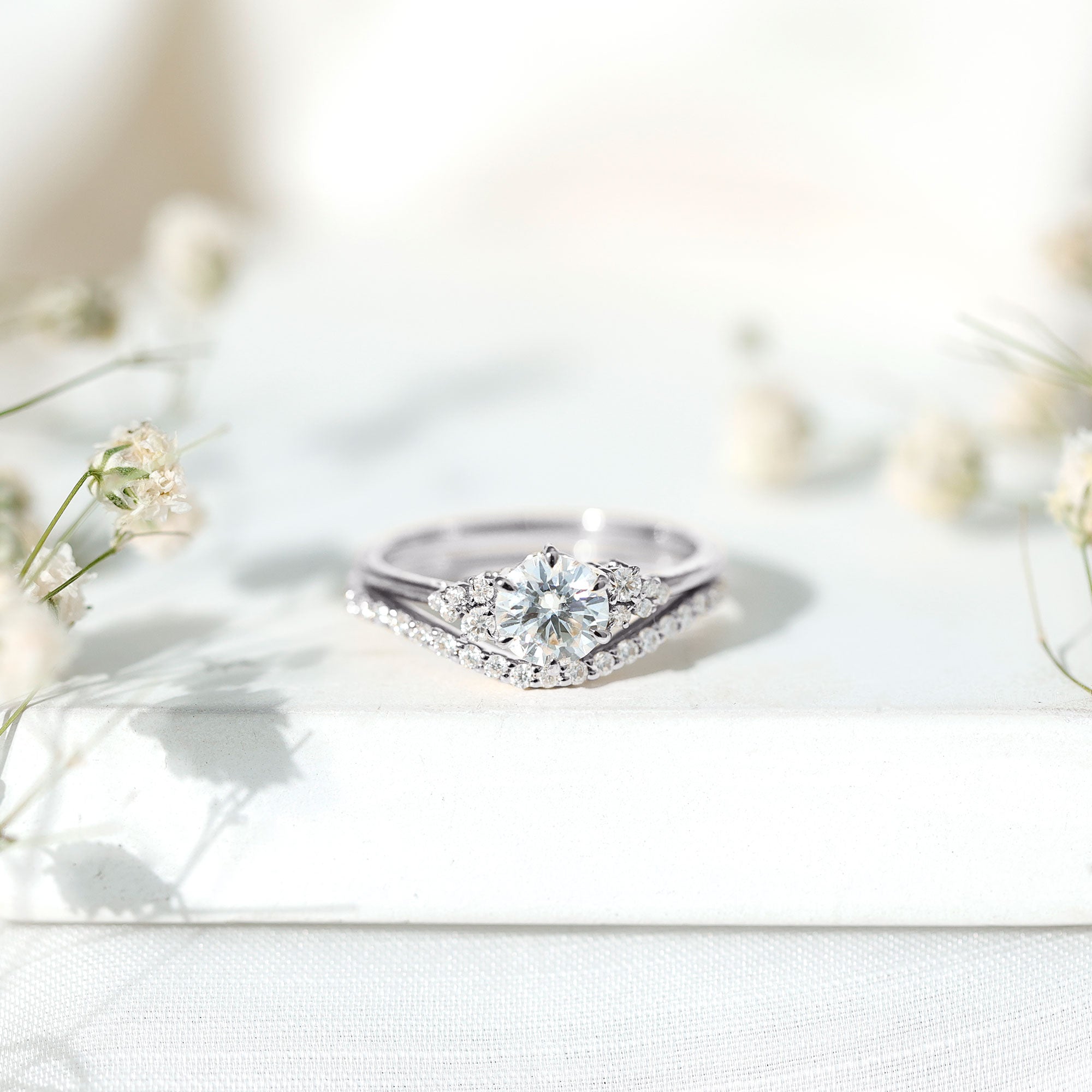 Rosec Jewels-0.9 Carat Round Cut Moissanite Wedding Ring Set For Bride