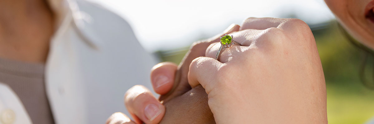 A Complete Guide to Buy a Perfect Peridot Engagement Ring